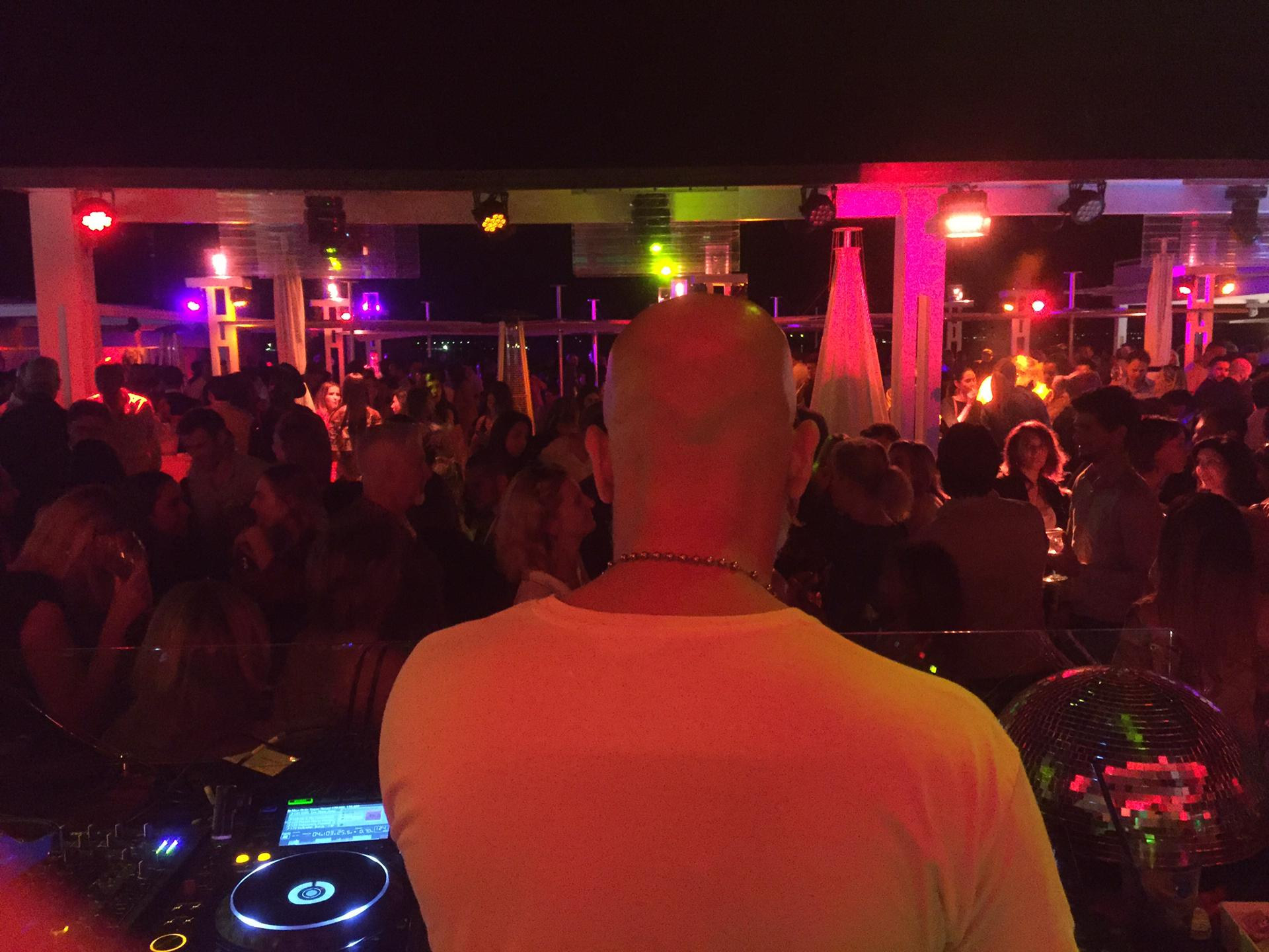 Nico Ortiz aux platines lors du closing des Voiles à Genève, 2019