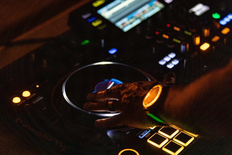 Nico Ortiz aux platines lors d'une soirée privée à Évian