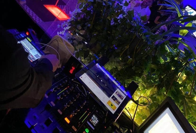 Nico Ortiz aux platines au Rooftop 42 à Genève